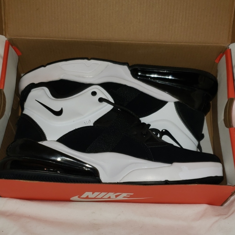 Nike Air Force 270 brand new still in box size 9.5